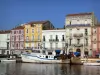 Sète - Houses (some with colourful facades), boats moored to the quay, canal