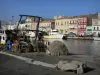 Sète - Filets de pêche sur le quai, bateaux amarrés, canal, maisons aux façades colorées