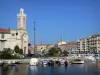 Sète - Palais consulaire, canal, bateaux amarrés aux quais, lampadaires, maisons et immeubles