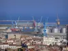 Sète - Daken van huizen en gebouwen in de stad en de handel in de haven met zijn kranen