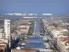 Sète - Ponts enjambant le canal, maisons et immeubles de la ville et port de commerce