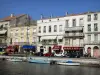 Sète - Casas, cafés, tiendas, barcos amarrados en el muelle, en el canal