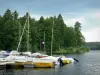 Settons湖 - 停泊的船只，湖泊和银行种植树木;在Morvan地区自然公园