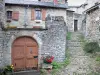 Severac-le-Château - Beco pavimentado e casas de pedra da cidade medieval