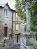 Sévérac-le-Château - Croix et façades de maisons de la cité médiévale