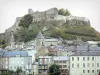 Severac-le-Château - Castelo de Sévérac, com vista para a torre do sino da igreja de Saint-Sauveur e os telhados da cidade medieval