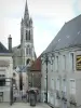 Sillé乐纪尧姆 - Notre Dame教会钟楼，路灯柱和房子门面在城市