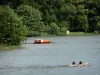 Meer van Sillé - Sille Beach, over de gemeente Sille-le-Guillaume, in het Regionaal Natuurpark Normandië-Maine meer met zwemmers, en de bomen aan de waterkant