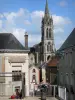 Sillé-le-Guillaume - Clocher de l'église Notre-Dame, lampadaire et façades de maisons de la ville