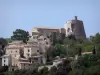 Simiane-la-Rotonde - Rotonda (prigione di un castello medievale) e le case del paese arroccato