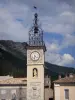 Sisteron - Torre do relógio coberto com um campanile de ferro forjado e casas na cidade velha