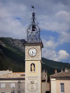 Sisteron - Tour de l'Horloge surmontée d'un campanile en fer forgé et maisons de la vieille ville