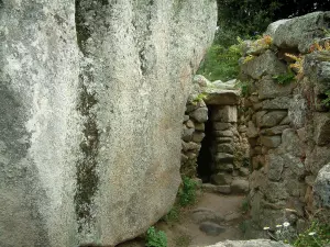 Sito archeologico di Filitosa - Boulder, pietre e tumuli