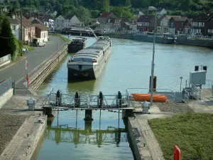 Skippers town - Longueil-Annel: lock, side canal of the Oise river with barges, banks and houses