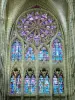 Soissons - Interior da Catedral de Saint-Gervais-et-Saint-Protais: vitrais do transepto do norte do transepto e sua roseta radiante