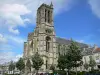 Soissons - Catedral de St. Gervais e Santa Protais, árvores e edifícios da cidade