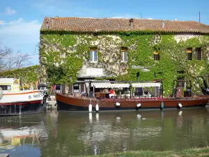 Le Somail - Port Canal du Midi, moored boats and facade of the hamlet of Somail
