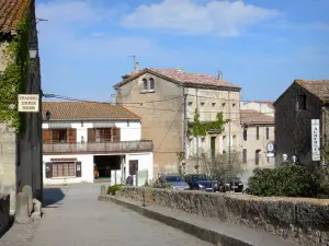 Le Somail - Facades of houses in the hamlet