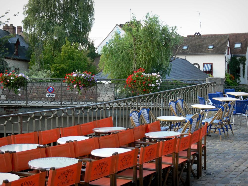 Guide de la Somme - Amiens - Quartier Saint-Leu : terrasses de cafés, rambarde ornée de fleurs, arbres et maisons