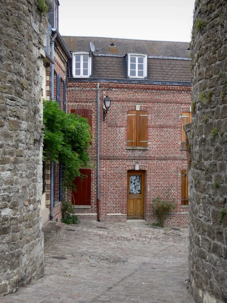 Guide de la Somme - Saint-Valery-sur-Somme - Maisons en brique et ruelle pavée