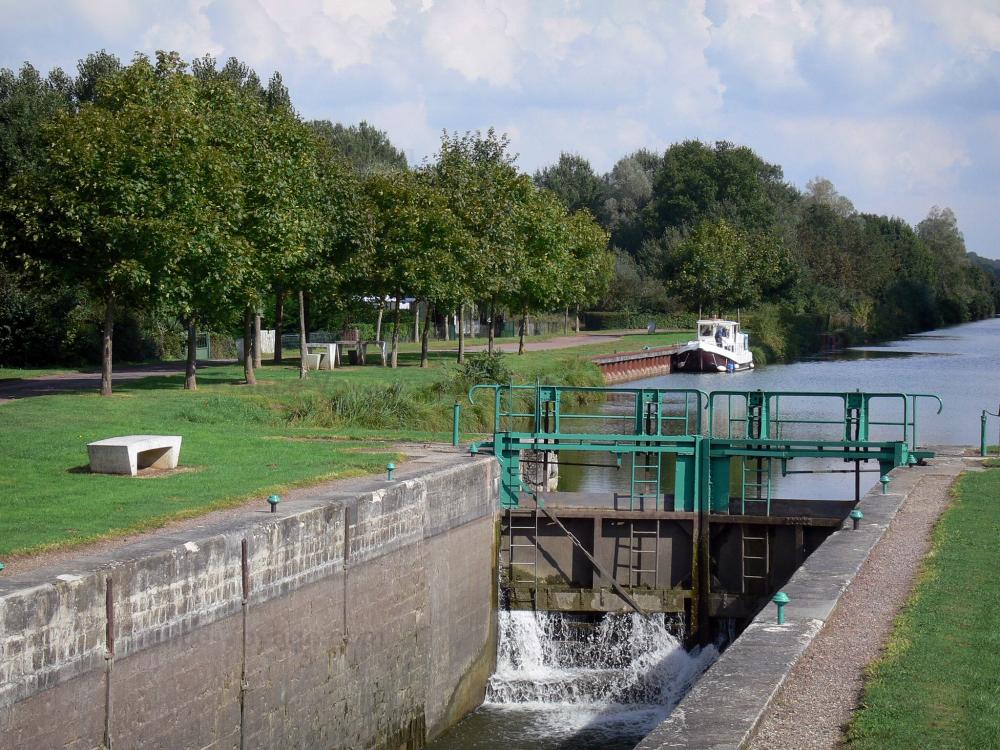 Guide de la Somme - Paysages de Picardie - Écluse du canal de la Somme, bateau amarré, arbres au bord de l'eau
