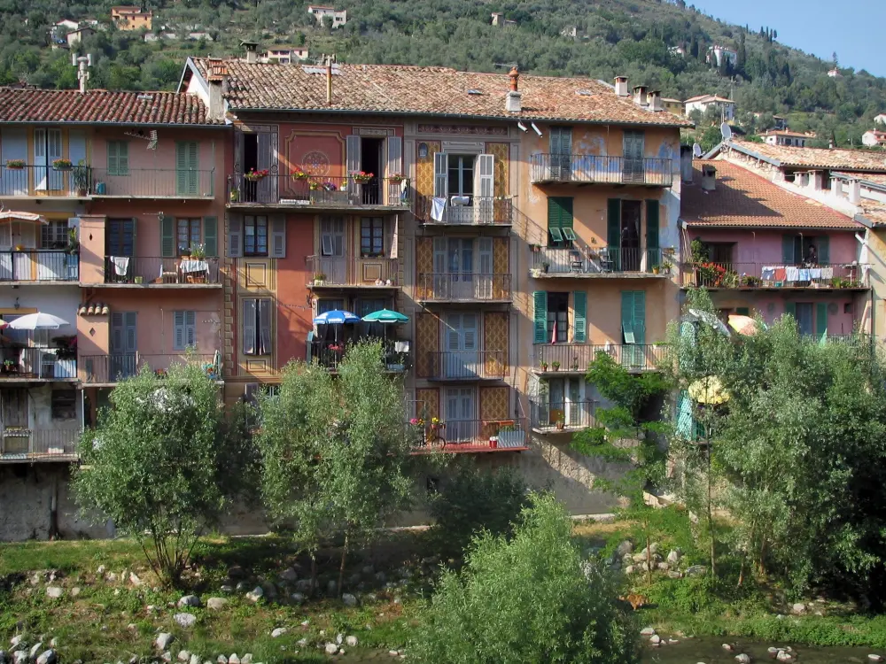 Sospel - Maisons aux façades colorées au bord de la rivière Bévéra