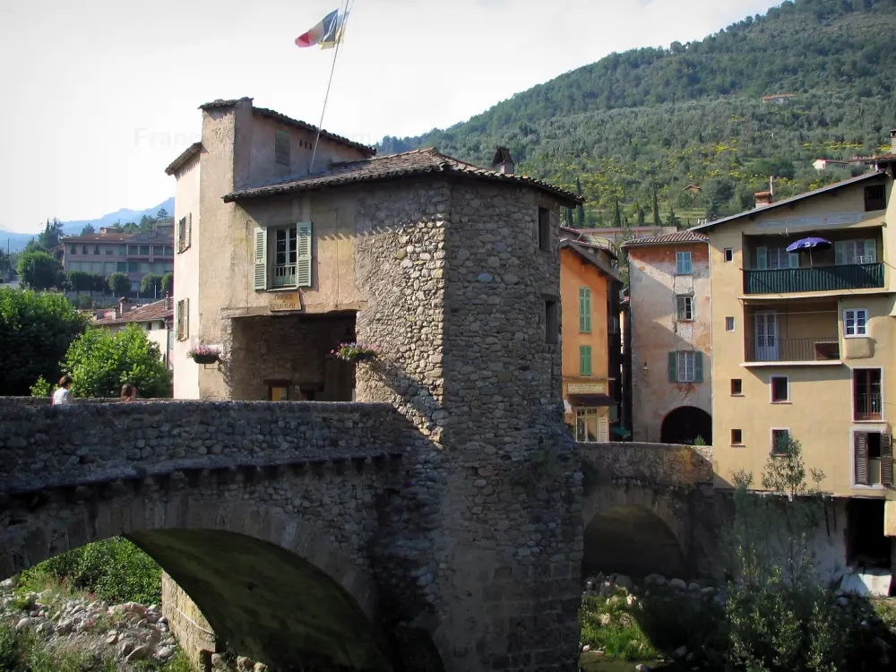 Sospel - Vieux pont à péage et maisons aux façades colorées du village médiéval
