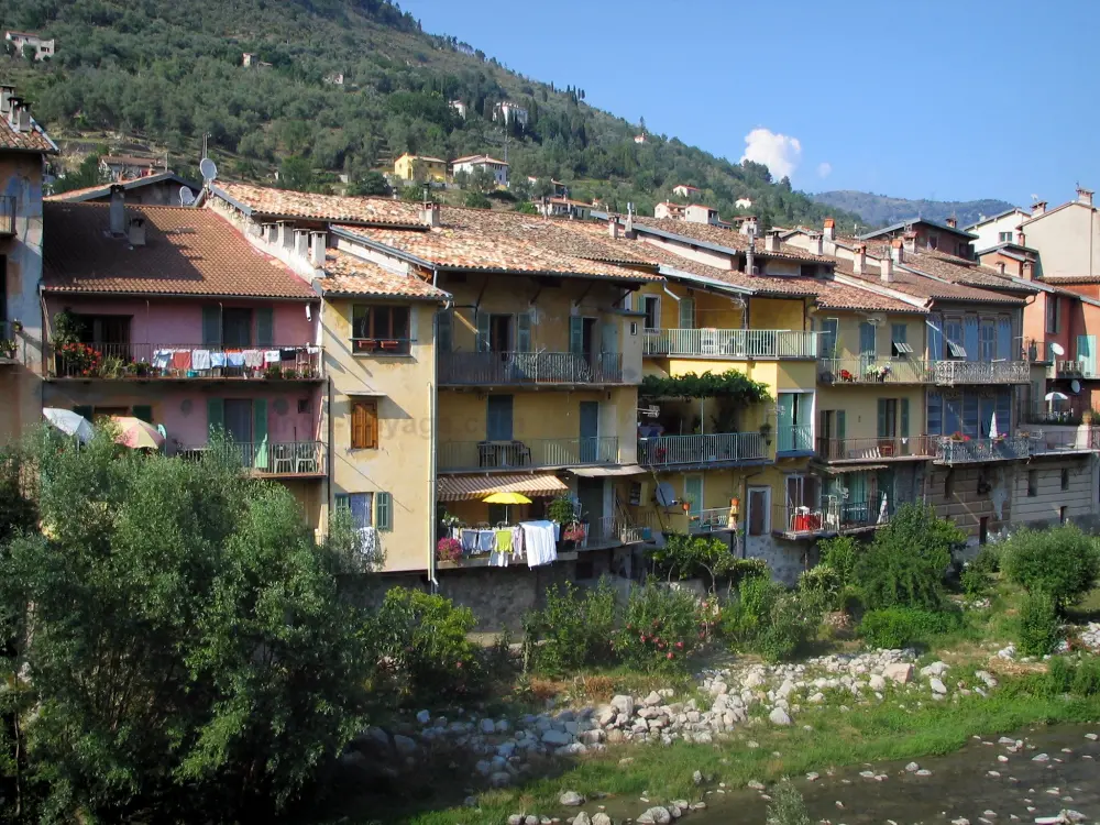 Sospel - Maisons aux façades colorées au bord de la rivière Bévéra