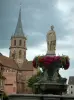 Soultz - Mit Blumen geschmückter Brunnen und Kirche Saint-Moritz