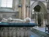 Souvigny修道院 - 圣皮埃尔和圣保罗修道院教堂的内部：在新教堂里躺着查尔斯一世，波旁公爵（坟墓）