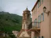 Speloncato - Clocher de l'église et maisons du village, colline en arrière-plan (en Balagne)