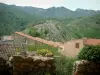 Speloncato - Stenen muren, huizen in het dorp en bergen op de achtergrond