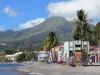 St. Peter - Pelee Mountain, vulcão ativo, com vista para a cidade de São Pedro e do Mar do Caribe