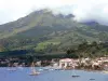 St. Peter - Vulcão da montanha Pelee com vista para a cidade de Saint-Pierre e sua baía pontilhada com barcos