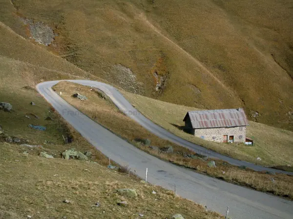 Strada delle Grandi Alpi - Via della Croce di Ferro con la costruzione in pietra e pascoli