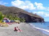 Stranden van Martinique - Ontspannen op het strand Hoek, met zijn grijze zand, kokospalmen en de Caribische Zee; in de stad Carbet