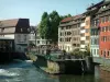Strasbourg - La Petite France (oud-leerlooiers, molenaars en vissers): River (Illinois), slot, bank bloemen en houten huizen met gekleurde gevels