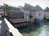 Strasbourg - La Petite France (oud-leerlooiers, molenaars en vissers): brug met houten huizen met bloemen en hellende daken langs de rivier (Illinois)