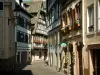 Strasbourg - La Petite France (oud-leerlooiers, molenaars en vissers): geplaveide straat met oude huizen, een met een hellend dak en open