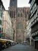 Strasbourg - Winkelier straat met woningen, een aantal vakwerk, en cafes, Notre-Dame op de achtergrond