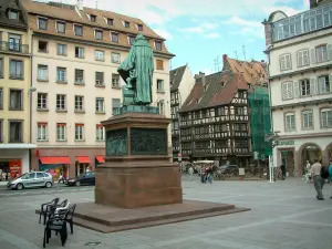 Strasbourg - Coloque Gutenberg con la estatua, tiendas y casas