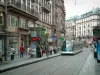 Strasbourg - Rue des Francs-Bourgeois met tram, stoep winkels en gebouwen