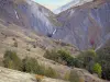 Strasse des Passes Sarenne - Oisans: Blick auf die Berghänge und die Bäume von der Almauftrieb (Almabtrieb) Strasse des Passes Sarenne aus