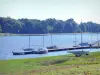 Stuwmeer van Bourdon - Zeilboten afgemeerd aan een ponton, op het water