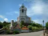 Sundgau - Église blanche entourée de fleurs et de plantes (village de Riespach)