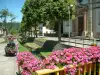 Sundgau - Église et maisons alignées le long de la rivière avec petit pont orné de fleurs (village de Hirtzbach)