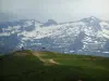 Superbagnères - Liften in het skigebied, en weilanden van de Pyreneeën bergen met sneeuw