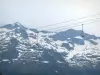 Superbagnères - Chairlift (skilift) van het skigebied en de Pyreneeën bergen met sneeuw