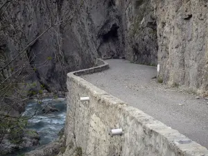 Tal des Bès - Schlucht von Barles: Felswände und Strasse dem Fluss Bès entlanggehend