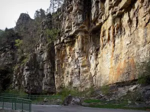 Tal des Bès - Schlucht von Verdaches: Felswand überragend die Strasse